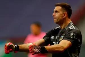 Para Javier Castrilli, �Dibu� Mart�nez debi� ser expulsado en los penales ante Colombia