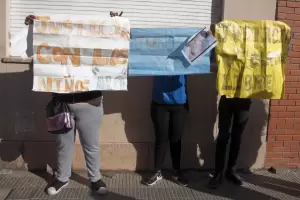 Familiares de una nia abusada reclamaron frente a Fiscala General