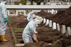 Las variantes impulsan los casos de coronavirus y el mundo supera los 4 millones de muertes