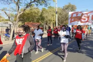 APROSCa march por un nuevo reclamo salarial y con abrazo simblico al Hospital San Juan