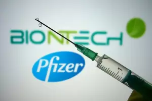 Pfizer pide aplicar a todos los adultos una tercera dosis de su vacuna