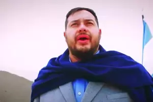 Fiambal: el tenor Nicols Romero interpret el Himno Nacional Argentino rodeado de paisajes