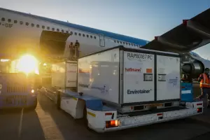 Coronavirus: parten dos vuelos en busca de ms vacunas