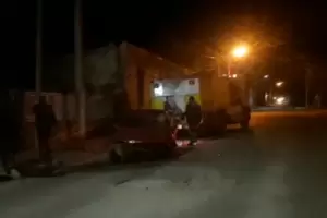 Un auto qued� destrozado tras chocar con una rampa