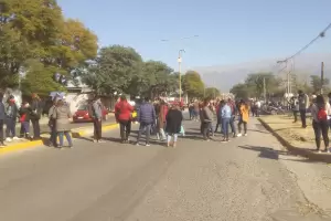 Becados de ministerios volvieron a cortar la avenida Presidente Castillo