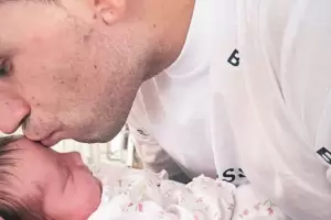 Dibu Mart�nez conoci� a su hija que naci� hace 9 d�as