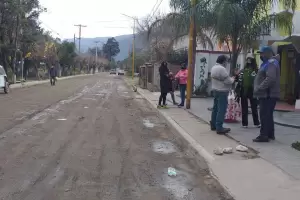 Fray Mamerto Esqui: vecinos indignados por el retiro del asfalto protestaron en ruta provincial 41