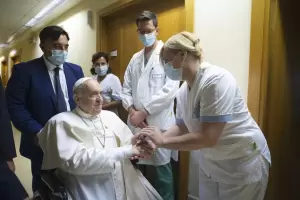 El papa Francisco recibi� el alta 10 d�as despu�s de su operaci�n de colon