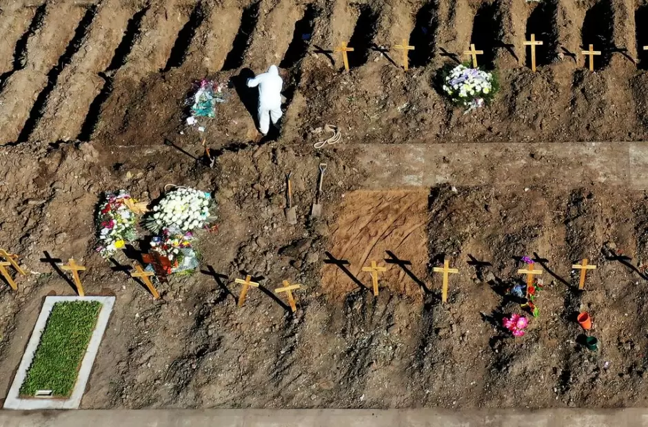 Cementerio de Flores, y las tumbas que hicieron en 2020. (AP / Archivo)