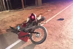 Lo atropellaron mientras reparaba su moto al costado de la ruta 1