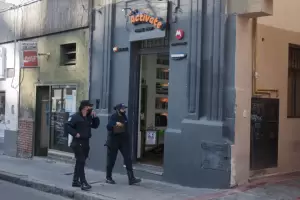 Violento robo en el centro: ingresaron a un local y amenazaron a un comerciante con un cuchillo
