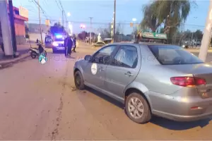 Choque entre remis y moto dej dos jvenes heridos