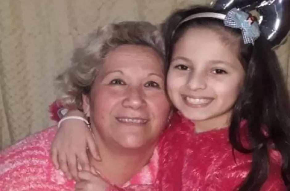 Julieta Arias (8) con su ta Anglica. La nena haba cumplido aos el 18 de juni