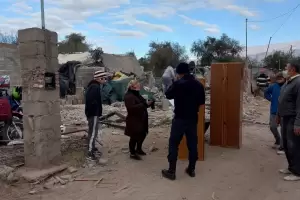 Desalojaron y demolieron los ranchos del asentamiento La Ribera