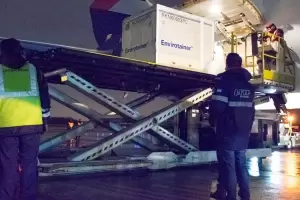 Llegaron al pas ms de 1,3 milln de dosis de la vacuna AstraZeneca