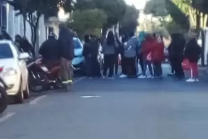 Un grupo de autoconvocados se manifiesta frente a la Gerencia de Empleo