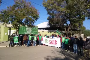 Sigue la tensin: empleados protestan frente a la Municipalidad de Icao