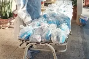 Entrega de mdulos alimentarios en la escuela de Huaco