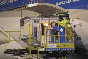 Lleg otro vuelo al pas con ms de 760 mil dosis de Sinopharm