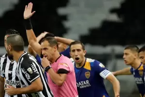 Audio del VAR en Mineiro-Boca: el Xeneize qued afuera por un offside de rodilla
