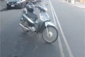 Perdi el control de la moto y cay al pavimento junto a su acompaante