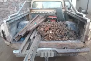 Los detuvieron cuando llevaban siete rieles robados