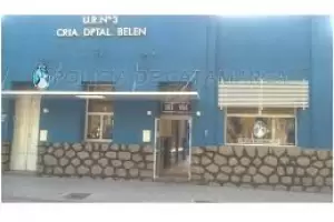 Choc contra un poste de luz y abandon su auto en la calle