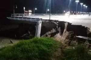 VIDEO: se derrumb parte del muelle del Parque Espaa en Rosario