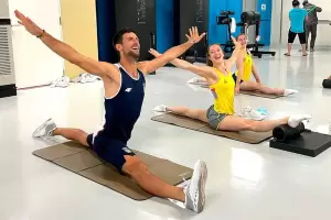 Pura flexibilidad: Djokovic hizo furor en las redes al entrenar con las gimnastas de Blgica