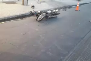 Una mujer result lesionada tras derrapar con su moto en el centro