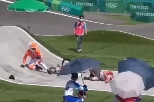 Un oficial de los Juegos Olmpicos cruz la pista de carreras de BMX y provoc un inslito accidente