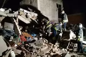 Murieron dos mujeres al derrumbarse una casa en Lomas de Zamora