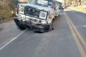 Se hundi la ruta 41 y qued varado un camin que transportaba arena