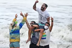 Un robo y un tifn casi lo dejan fuera de los Juegos de Tokio, pero se clasific surfeando en jeans y gan el oro olmpico