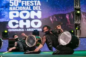 Con la clsica tonada catucha de sus artistas contina con xito el Poncho Virtual