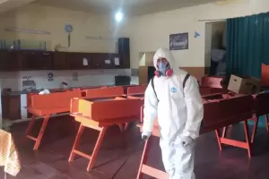 Se realizan tareas de desinfeccin y sanitizacin en la Escuela de Huachaschi