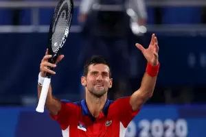 Djokovic sin transpirar a semis y a un paso de la medalla