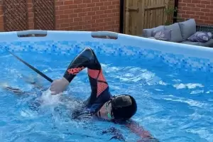 La increble historia del adolescente que pas de entrenar en una piscina de lona en su casa a ganar el oro olmpico