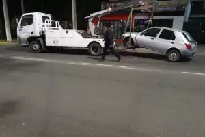 Un polic�a en aparente estado de ebriedad choc� un auto estacionado y fue detenido