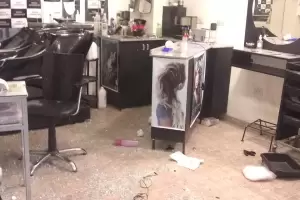 Rompieron  el blindex y saquearon una peluquera de la Capital