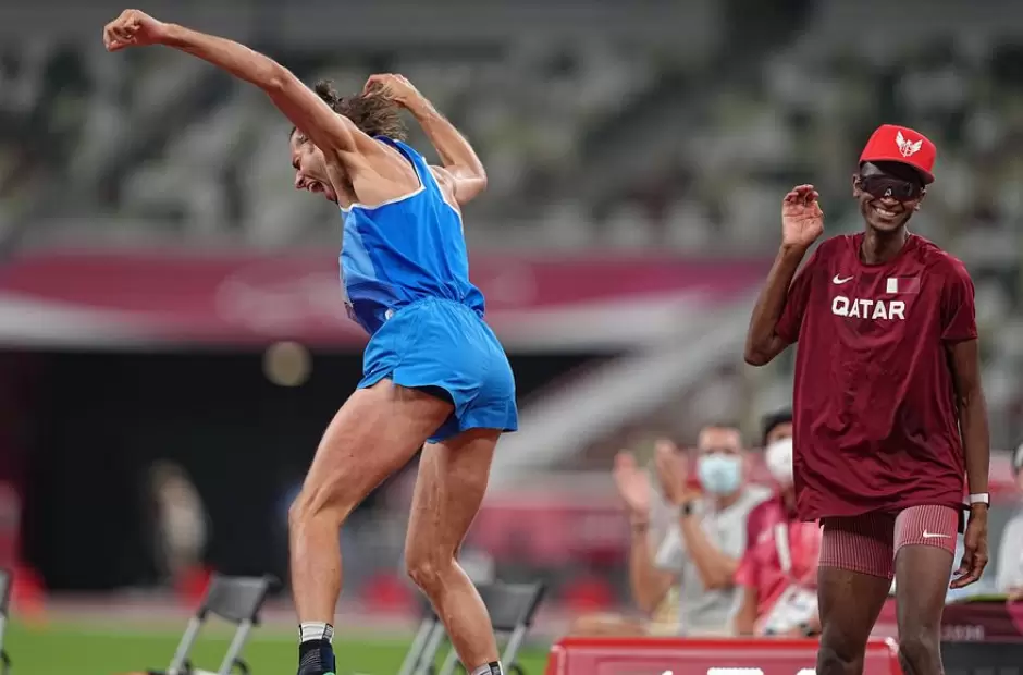 Gianmarco Tamberi y Mutaz Essa Barshim y una locura de festejo.