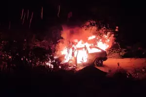 Voraz incendio consumi un auto