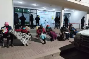 Precarizadas se encadenaron en reclamo de mejores condiciones laborales