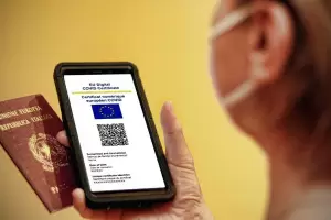 Italia prepara el debut del "pase verde" para vacunados y ya piensa en extenderlo al transporte