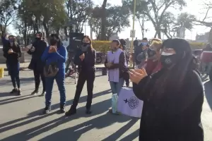 El SOEM cort enfrente de la Municipalidad en apoyo al reclamo de los empleados del Centro de Emisin de Licencias