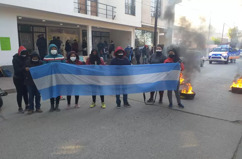 Trabajadoras precarizadas manifest�ndose en el ingreso al mini CAPE en Andalgal�