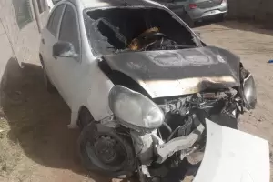 Despist, choc contra un rbol y su auto se prendi fuego