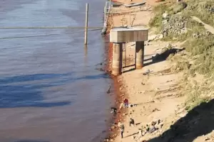 Por la bajante del Paran hay personas que cruzan caminando de Argentina a Paraguay