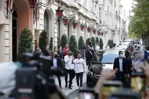 Messi revoluciona Pars: estuvo en el estadio de PSG y salud a los hinchas