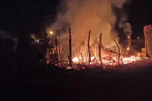 Las llamas consumieron por completo una humilde vivienda en el sur de la ciudad